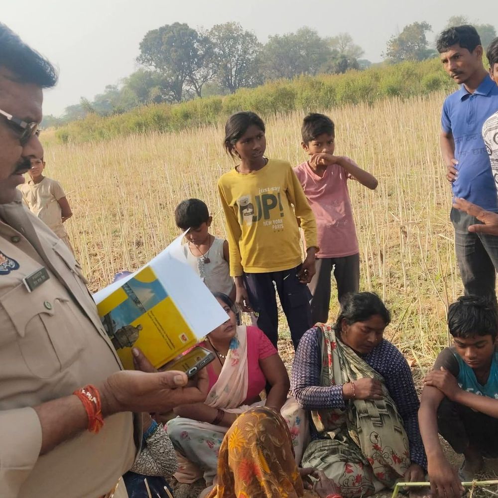 बांदा में पेड़ पर लटका मिला युवक का शव:पुलिस ने कब्जे में लेकर पोस्टमार्टम के लिए भेजा