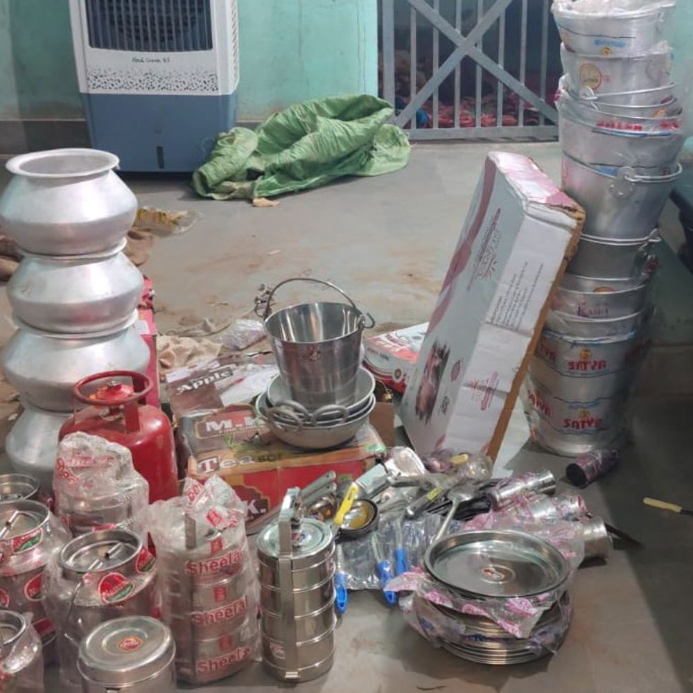 सहरसा में बर्तन दुकान चोरी का खुलासा:15 मार्च की वारदात, एक आरोपी गिरफ्तार, जमीन में गाड़े गए सामान बरामद, गैस सिलेंडर-चूल्हा भी जब्त