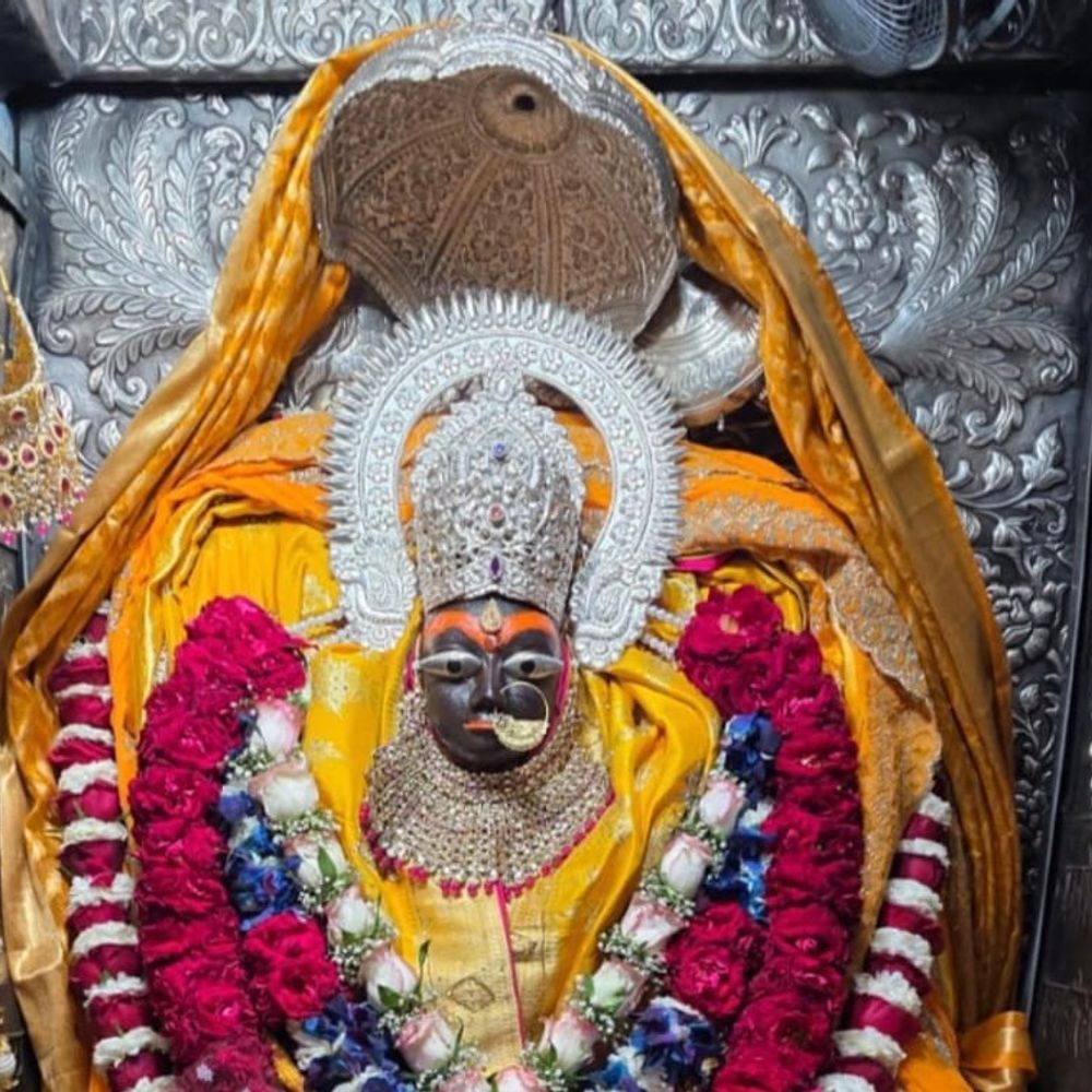 मैहर माता मंदिर में तड़के 4 बजे हुई पहली आरती:आज से चैत्र नवरात्रि मेला शुरू; सुरक्षा के लिए VIP दर्शन पर रोक, ड्रोन से निगरानी