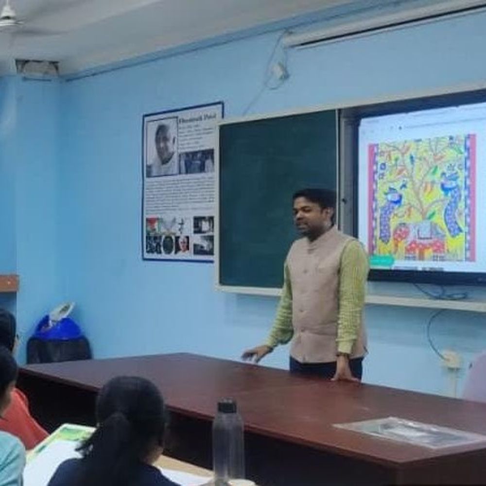 CSJMU में उकेरी गईं लोक कला की विरासत:छात्रों ने सीखी मधुबनी और गोंड आर्ट की बारीकियां, मास्टर कारीगरों ने बताए सदियों पुराने किस्से