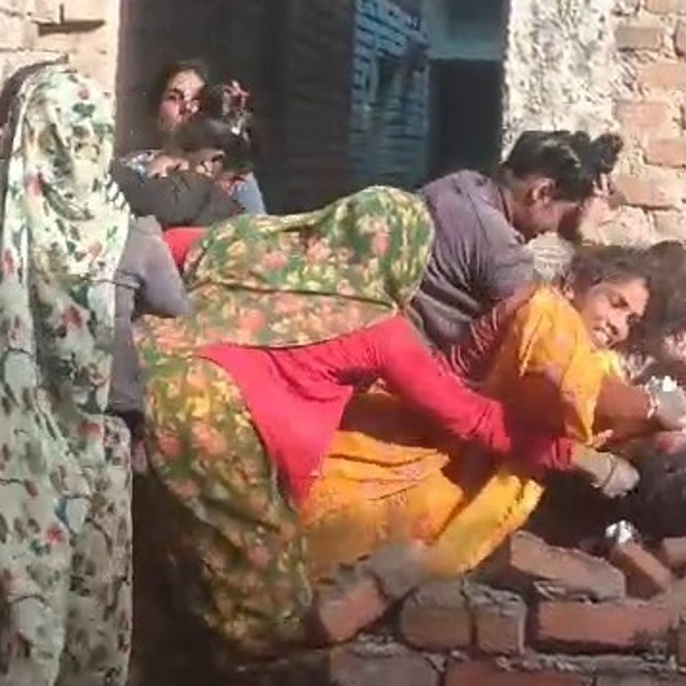 महोबा में रास्ते के विवाद में मारपीट, VIDEO:महिलाओं ने ईंटों से हमला कर दो को किया घायल, 9 पर केस