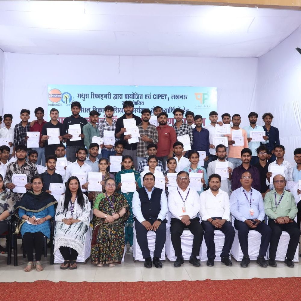 मथुरा के 44 युवाओं को मिला रोजगार:सीपेट लखनऊ के प्रशिक्षण के बाद ऑफर लेटर वितरित, मथुरा रिफायनरी नगर में हुआ कार्यक्रम