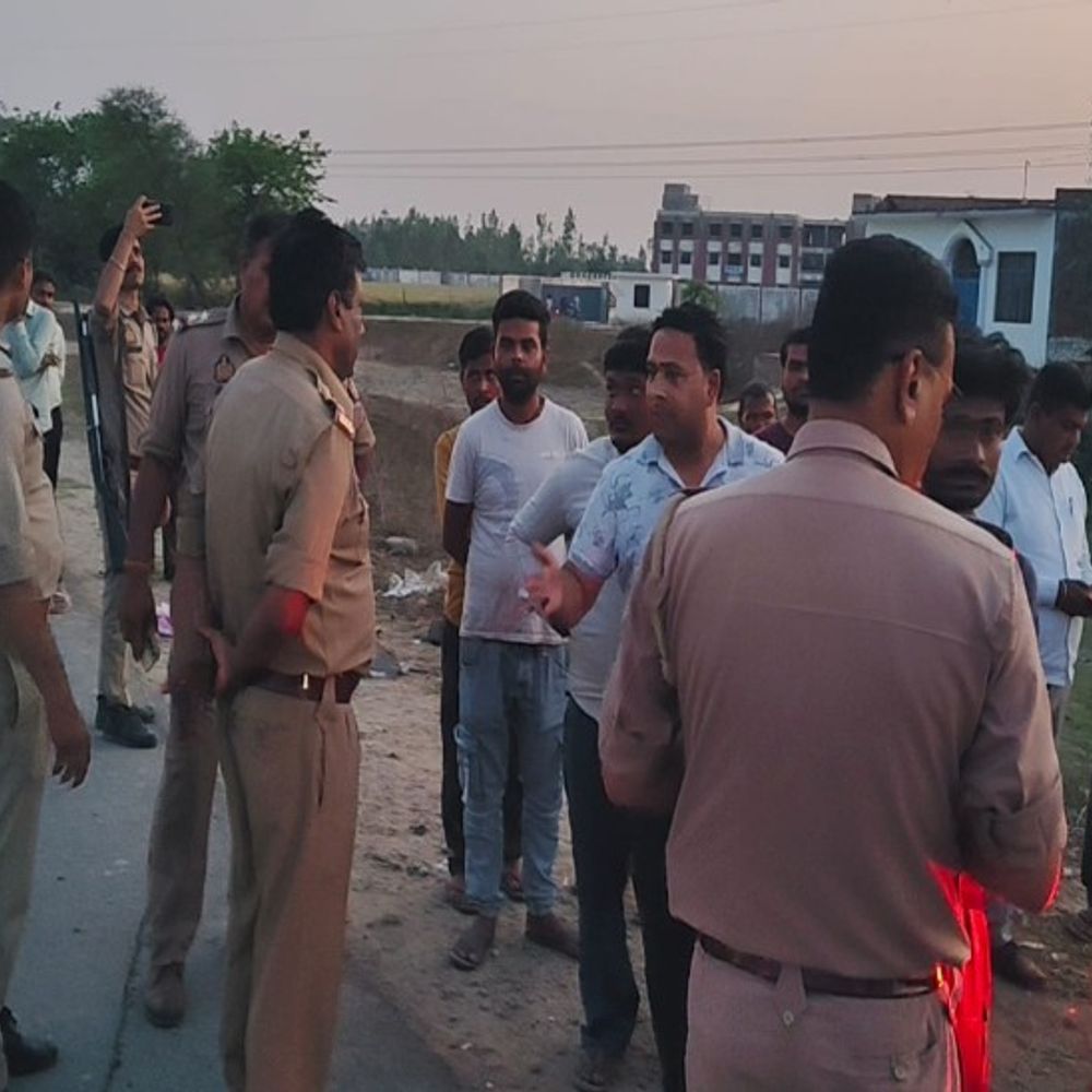 शाहजहांपुर में कार की टक्कर से दादी-पोती की मौत:बाइक सवार बेटा और कार में बैठे तीन लोग घायल, अस्पताल में भर्ती