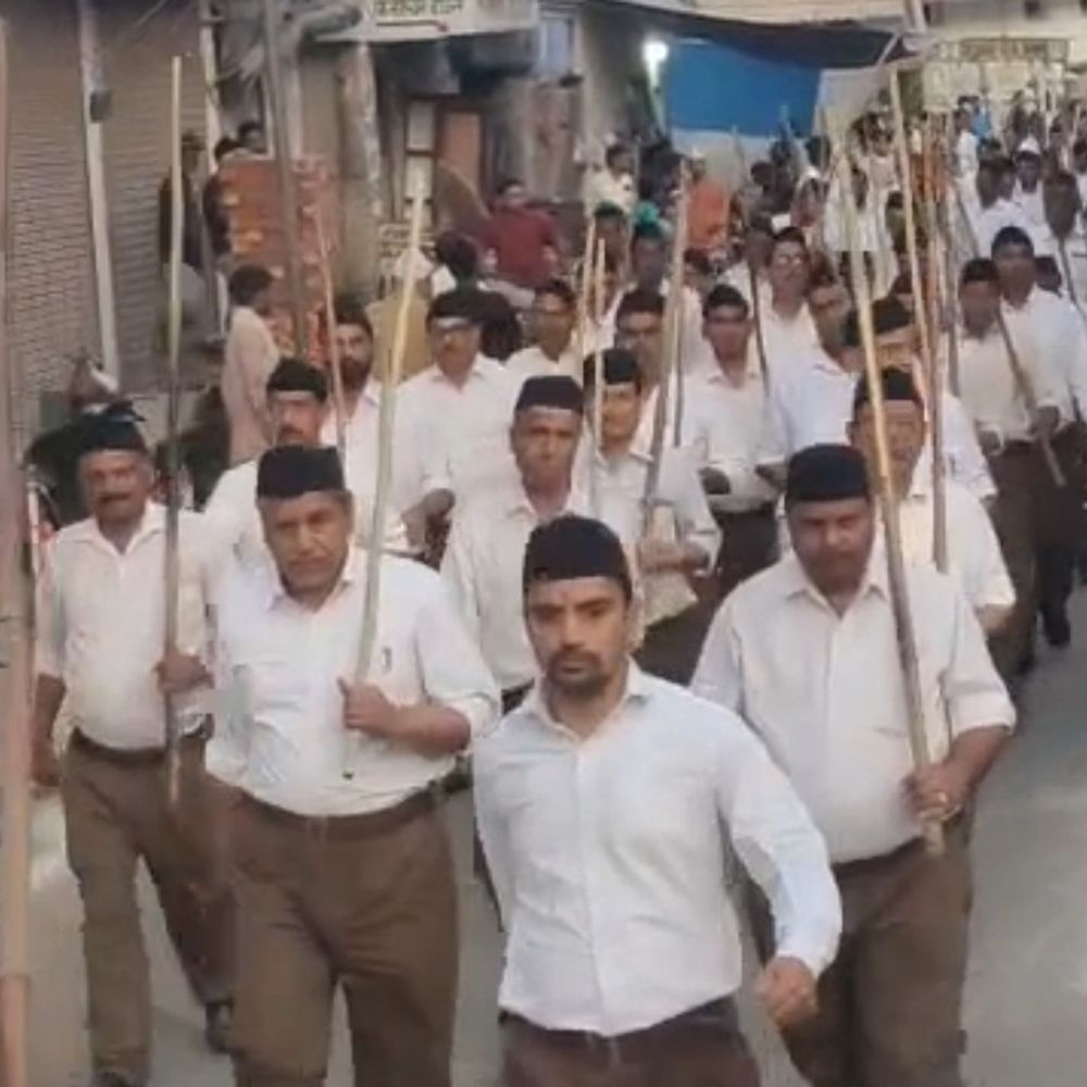 सैकड़ों स्वयंसेवक सड़कों पर उतरे, अनुशासित कदमताल:हिंदू नववर्ष पर RSS ने किया शक्ति प्रदर्शन, लोगों ने बरसाए फूल