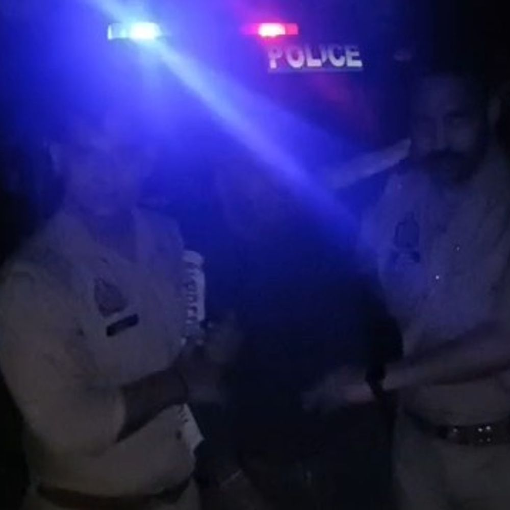 मथुरा में बदमाश गिरफ्तार:पुलिस को देखते ही गोली चलाई, जवाबी कार्रवाई में पैर में लगी गोली