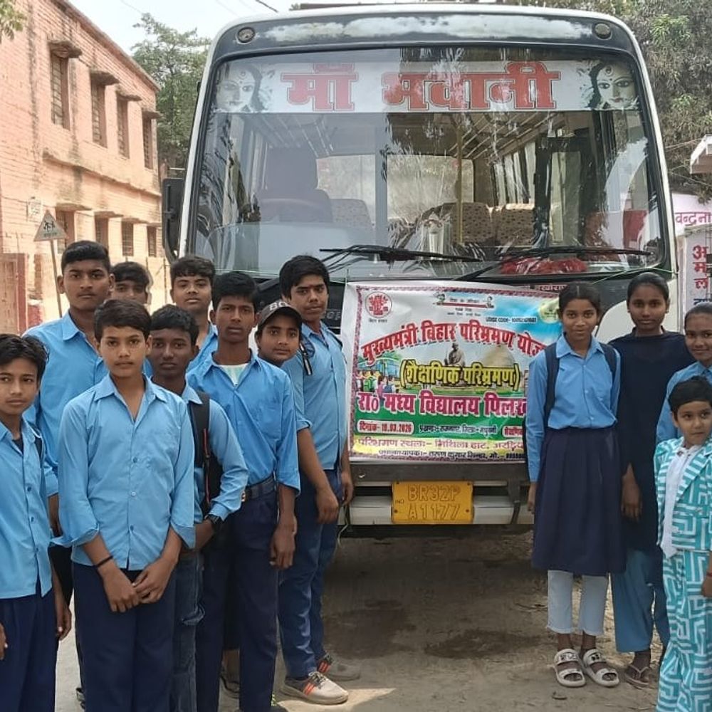पिलखवाड़ के छात्र टूर पर गए:मुख्यमंत्री बिहार परिभ्रमण योजना के तहत मिथिला हाट का शैक्षणिक परिभ्रमण किया