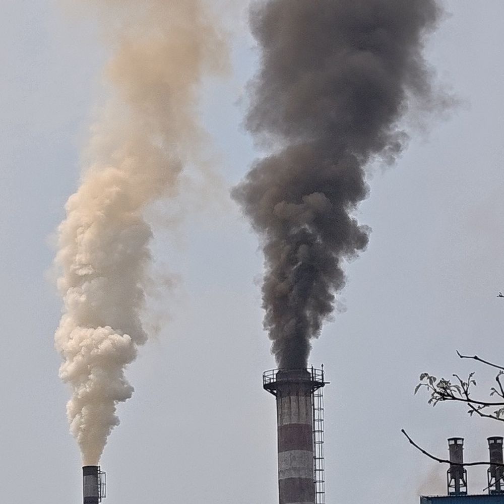 मुजफ्फरनगर में सिल्वर-टोन पेपर मिल की चिमनी से काला धुआं:पहली बार नहीं, मिल की बार-बार शिकायतें, तत्काल कार्रवाई की मांग