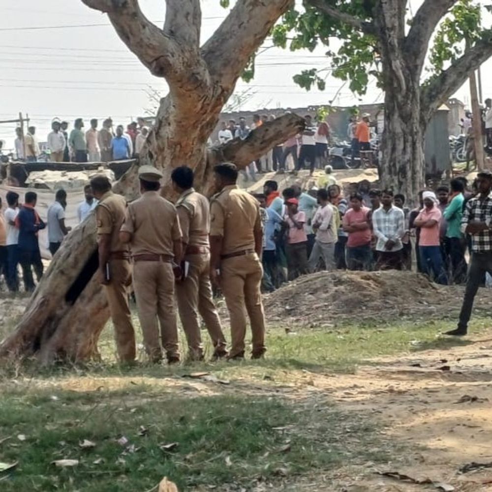 गोरखपुर में टॉयलेट की छत पर मिली न्यूड बॉडी:गगहा थाना क्षेत्र में हाईवे से 20 मीटर की दूरी, युवक का शव मिलने से सनसनी