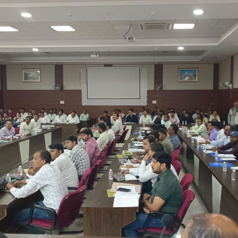 डीएम ने लेखपाल आत्माराम को निलंबित करने के दिए निर्देश:फार्मर रजिस्ट्री, अंश निर्धारण में लापरवाही पर कार्रवाई, खराब प्रगति पर मांगा स्पष्टीकरण