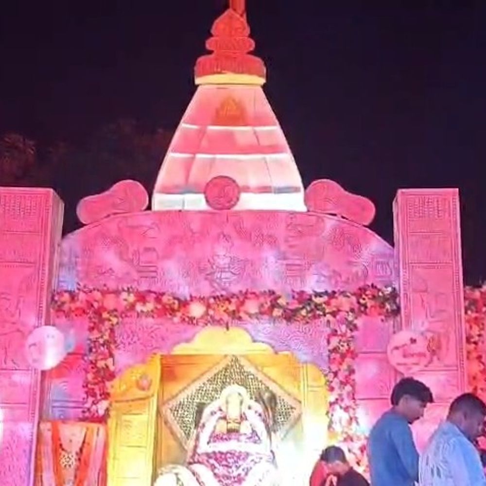 मथुरा में खाटू श्याम मंदिर में हुई भजन संध्या:हारे के सहारे, बाबा श्याम हमारे गाने पर झूमे भक्त, जयकारे लगाए