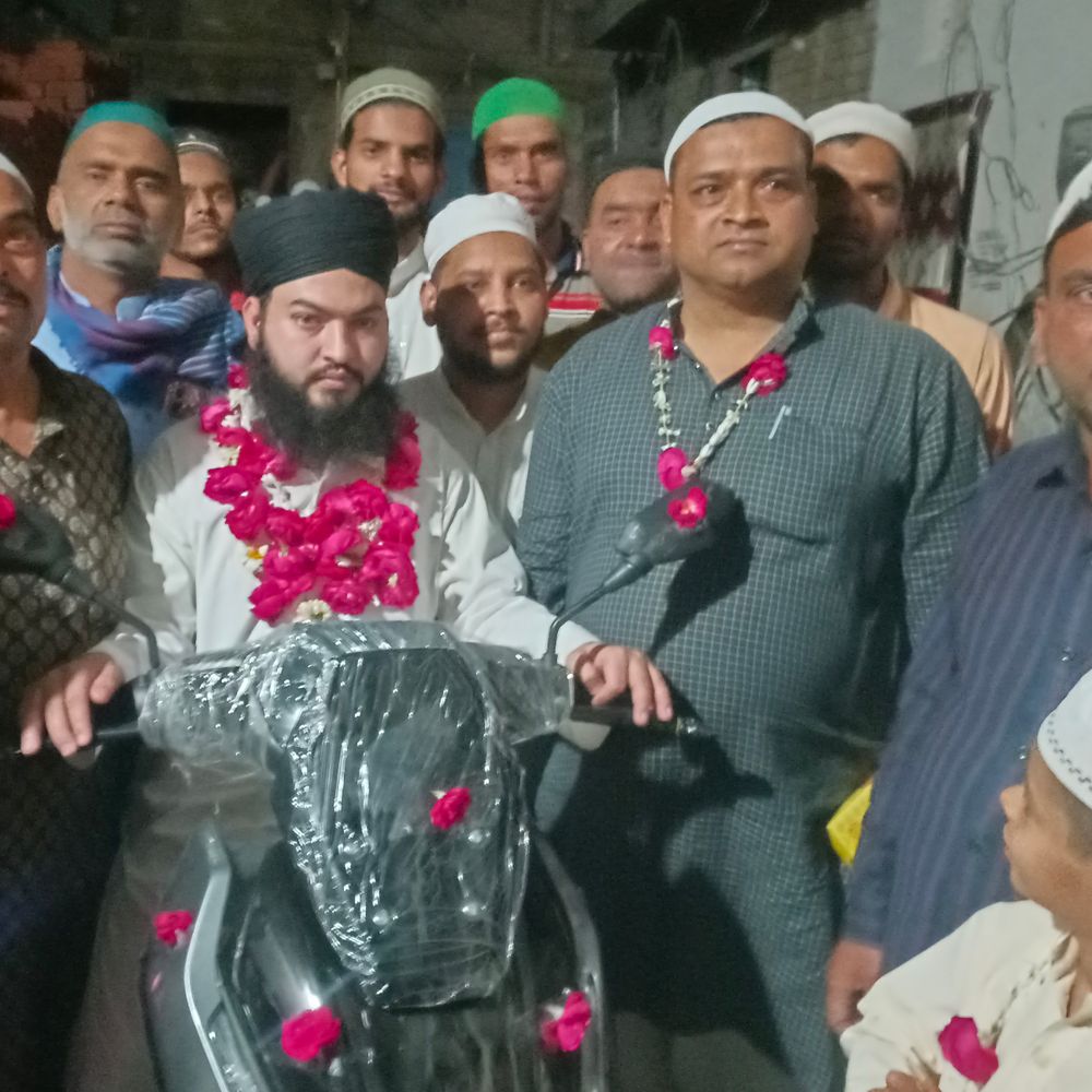 रमजान में कुरान मुकम्मल होने पर इमाम का सम्मान:संभल में 45 हजार नकद व स्कूटी भेंट, मस्जिद में सजावट, अमन-चैन की दुआ मांगी