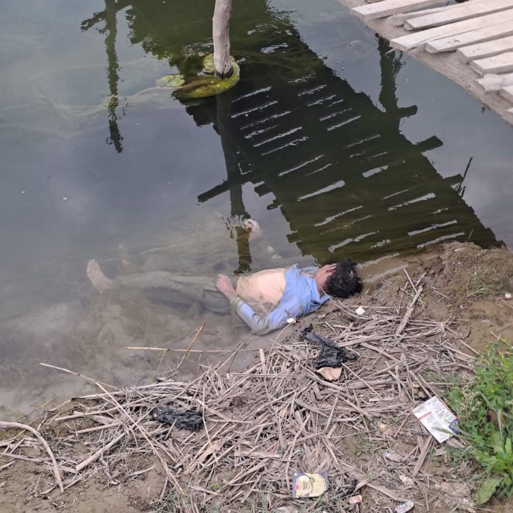 पीलीभीत में देवहा नदी के पास मिला शव:परिजन बोले- मजदूरी करने घर से निकला था, नशे का लती था