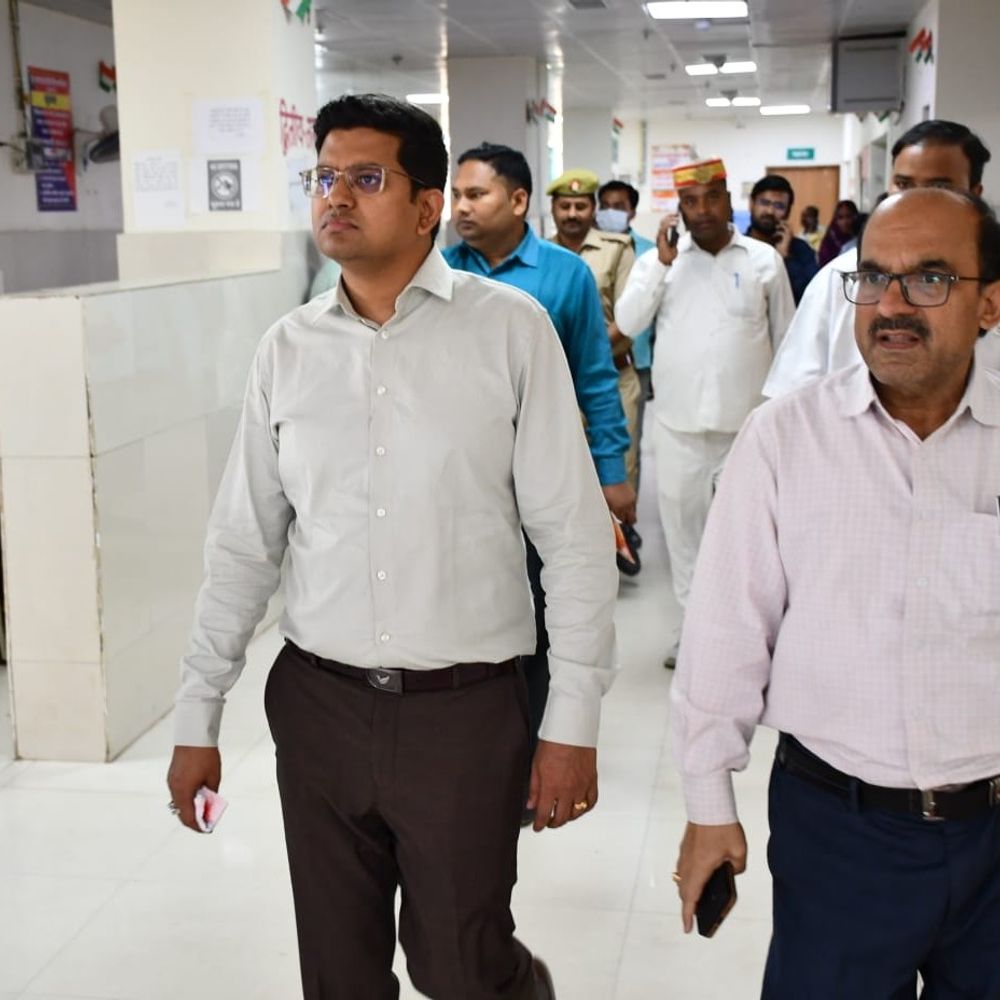 सिद्धार्थनगर में मेडिकल कॉलेज की अव्यवस्थाओं पर डीएम सख्त:मरीजों की शिकायत पर दवा उपलब्ध कराने के दिए निर्देश