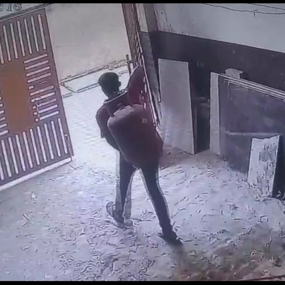 
                 बस्ती में दिनदहाड़े घर से गैस सिलेंडर चोरी, VIDEO:सीधे रसोई में घुसा चोर, कंधे पर सिलेंडर उठाकर भागा, CCTV में कैद 
            