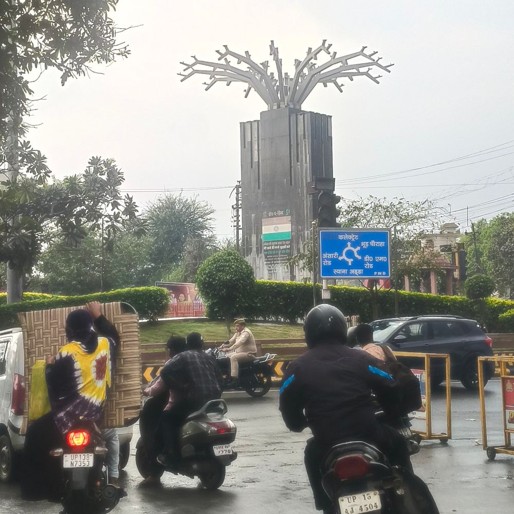 
                 बुलंदशहर में मौसम बदला, बारिश से तापमान गिरा:ठंडी हवाओं के साथ बारिश, जनजीवन और बाजार प्रभावित 
            