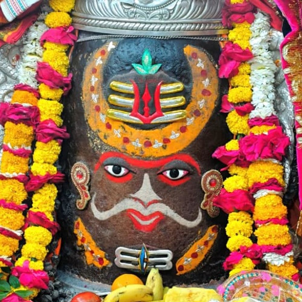 गुड़ी पड़वा पर्व पर भस्मारती में महाकाल को नीम अर्पित:नवरात्री के 9 दिन तक नीम का जल अर्पित किया जाएगा