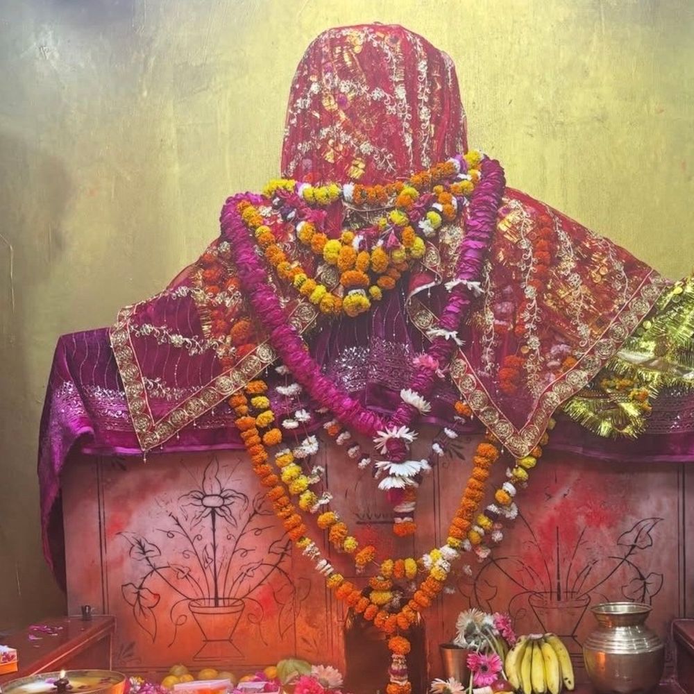 गोंडा में मां बाराही देवी शक्तिपीठ पर भक्तों की भीड़:मां शैलपुत्री की पूजा अर्चना कर रहे भक्त, सुरक्षा के कड़े इंतजाम