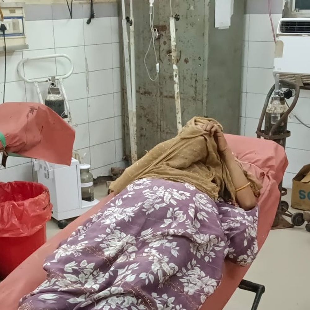 एटा में पति ने पत्नी की पिटाई कर सिर मुंडवाया:भाई से अवैध संबंध से इनकार करने पर रस्सी से बांधकर मारा, बेसुध छोड़ा