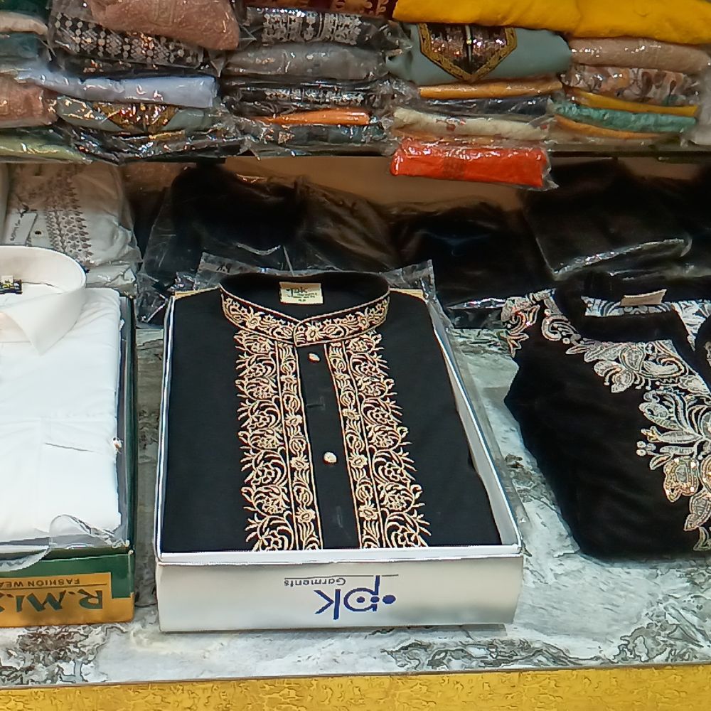 कानपुर के बाजारों में 'धुरंधर' कुर्ते का क्रेज:अभिनेता अक्षय खन्ना के स्टाइल के दीवाने हुए युवा, फिल्म रिलीज के बाद बढ़ी सेल