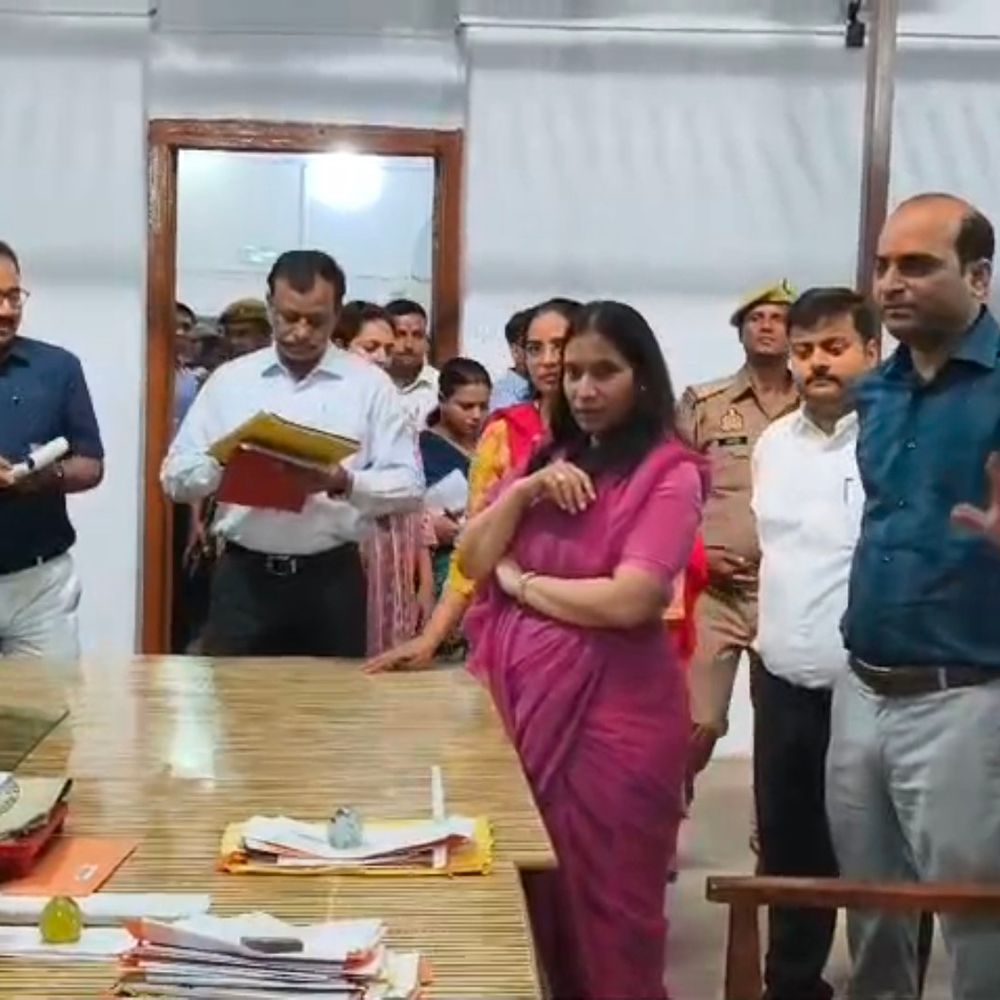 कमिश्नर सौम्या अग्रवाल ने प्रतापगढ़ कलेक्ट्रेट का निरीक्षण किया:प्रतापगढ़ में जनहित कार्यों में तेजी लाने और SIR पर समीक्षा की