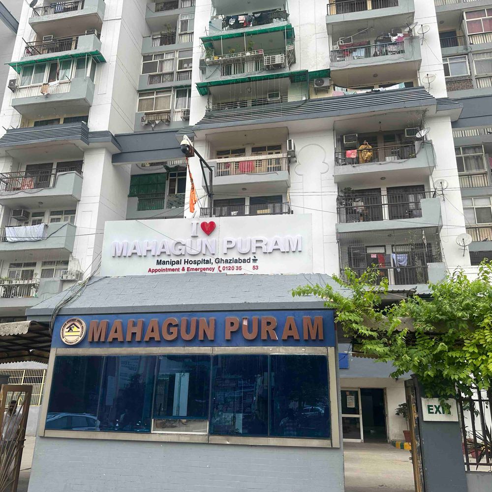 गाजियाबाद में बेटा 13वीं मंजिल से कूदा, मां मृत मिली:महागुणपुरम सोसाइटी में मचा हड़कंप, पुलिस ने पत्नी की दी सूचना