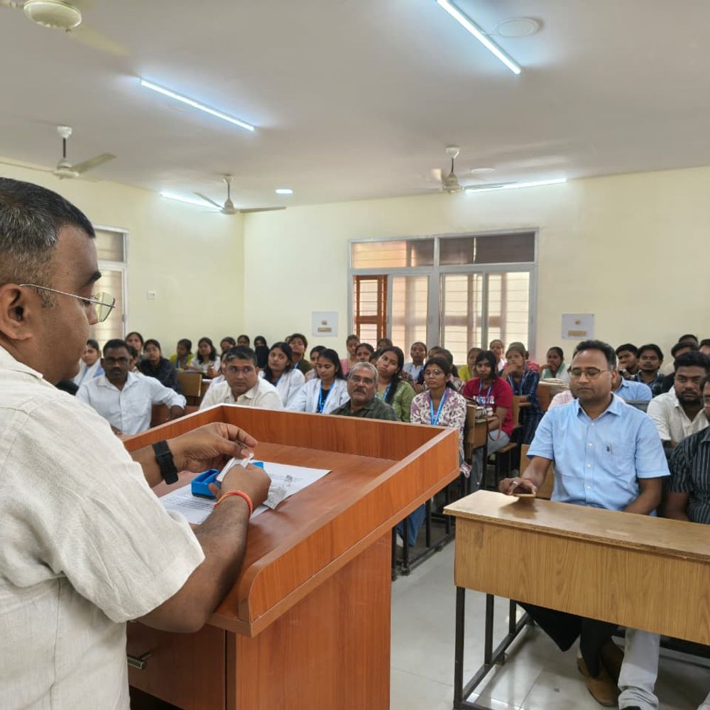 शेखर आनंद ने छात्रों को उद्यमिता के लिए प्रेरित किया:पूर्वांचल विश्वविद्यालय में थैलेसीमिया किट विकास पर दिया व्याख्यान