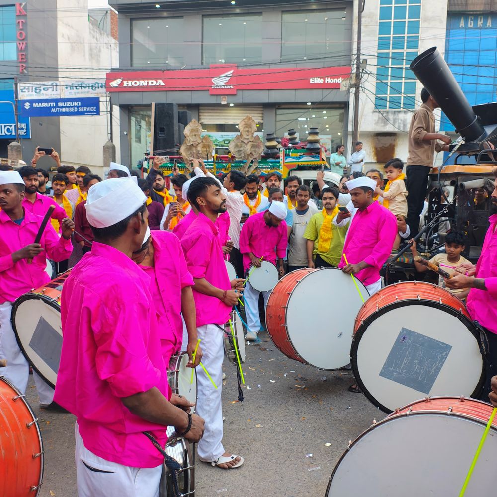 हाथरस में भगवान परशुराम शोभायात्रा की धूम:हजारों भक्त शोभायात्रा में हुए शामिल, मनोहारी झांकियां बनीं आकर्षण का केंद्र, बरसे फूल