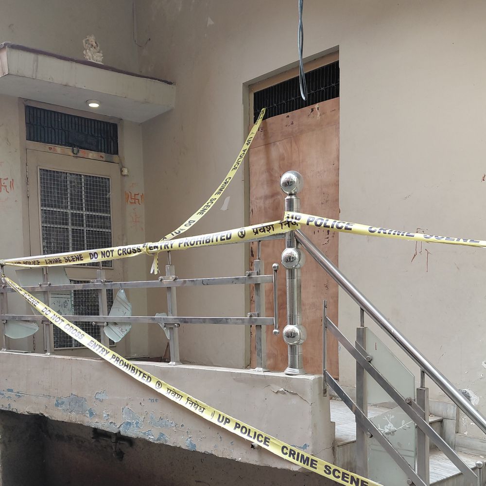 पूर्व विधायक के टूटे दरवाजे पर लगा प्लाई बोर्ड:3 मंजिला मकान में हुआ था विस्फोट, पुलिस फोर्स तैनात