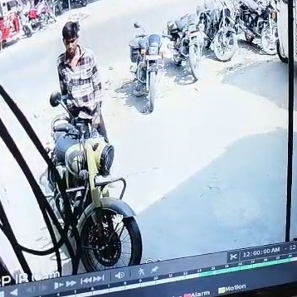 गोंडा में दिनदहाड़े बाजार से बुलेट चोरी, VIDEO:दुकान के सामने खड़ी थी, युवक ने चाबी लगाई और स्टार्ट कर ले गया