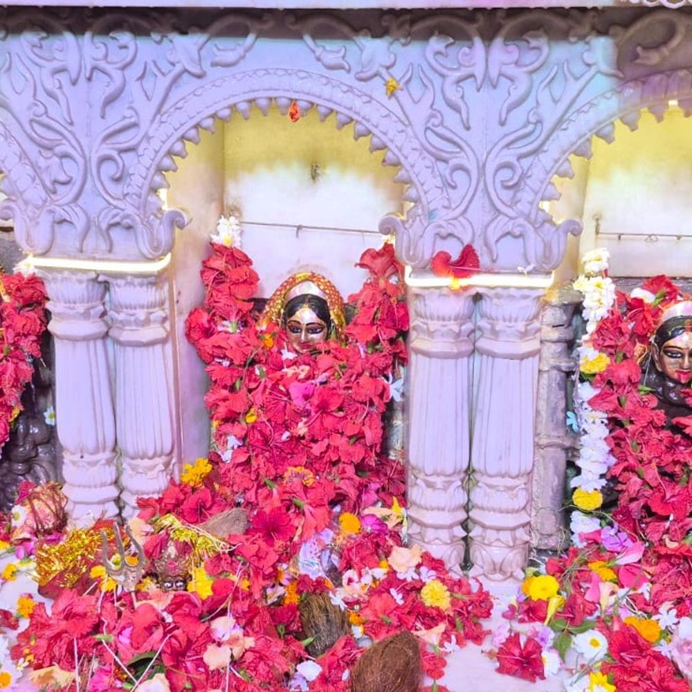 नवरात्रि के पहले दिन मां बड़ी देवी मंदिर में भीड़:सुबह 4 बजे से जल अर्पित करने पहुंचे श्रद्धालु; सुरक्षा के लिए पुलिस प्रशासन तैनात