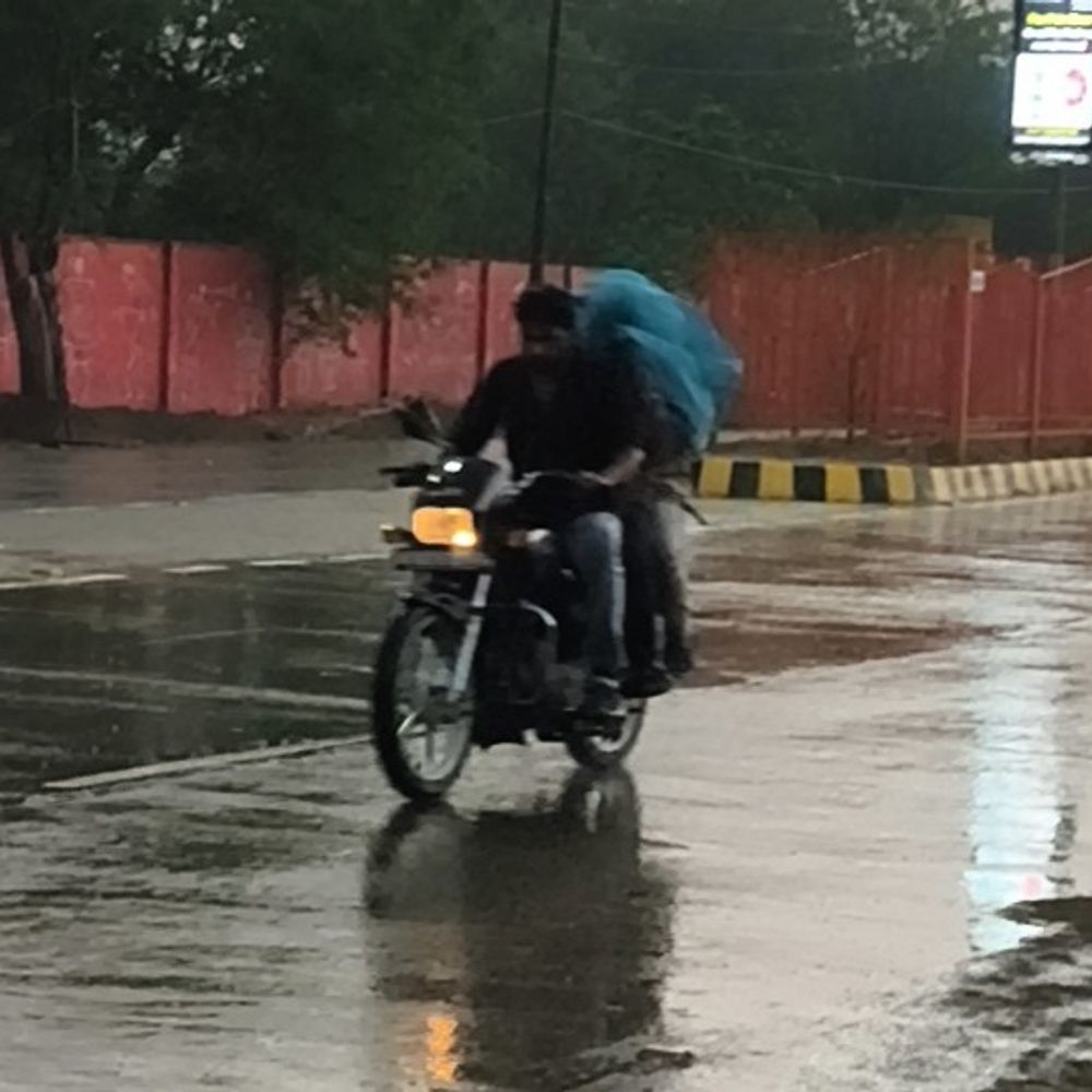 मथुरा में तेज हवा के साथ बारिश:किसानों की चिंता बढ़ी, सरसों और आलू और गेंहू की फसल को खतरा