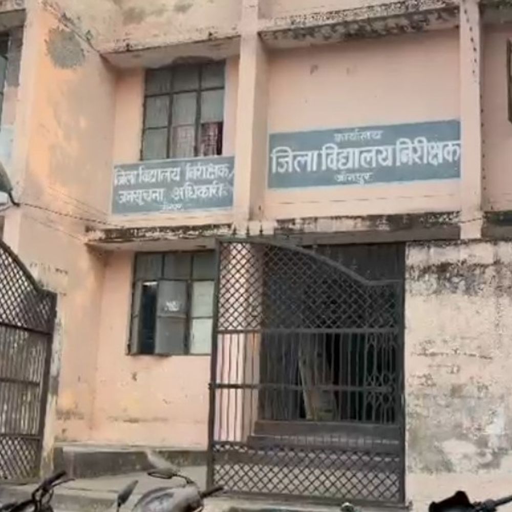 हाईस्कूल-इंटर कॉपियों का मूल्यांकन शुरू, 37 हजार चेक:जौनपुर में पहले दिन विज्ञान की उत्तर पुस्तिकाएं नहीं पहुंचीं, कई परीक्षक लौटे