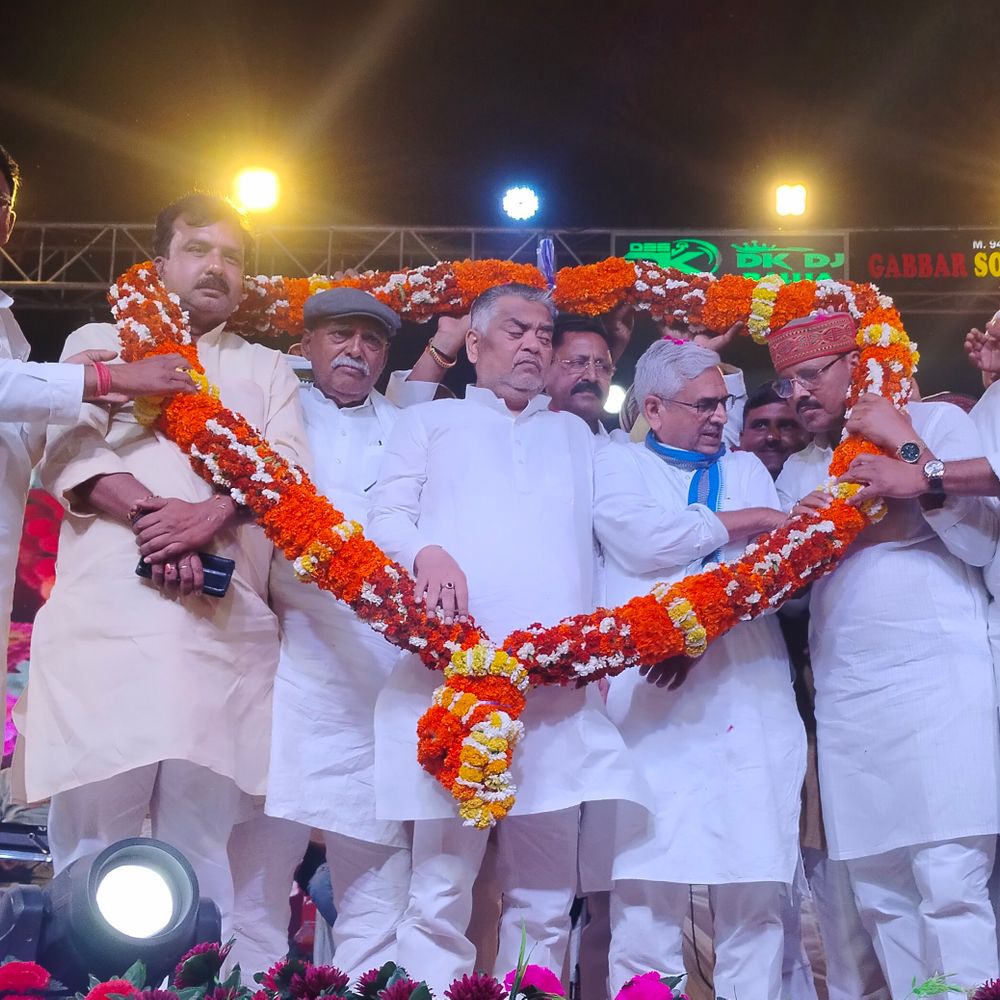 बलिया में खरिका-भाखर महोत्सव आयोजित:पूर्व सांसद श्याम सिंह यादव ने किया उद्घाटन, भोजपुरी कलाकारों ने दी प्रस्तुति