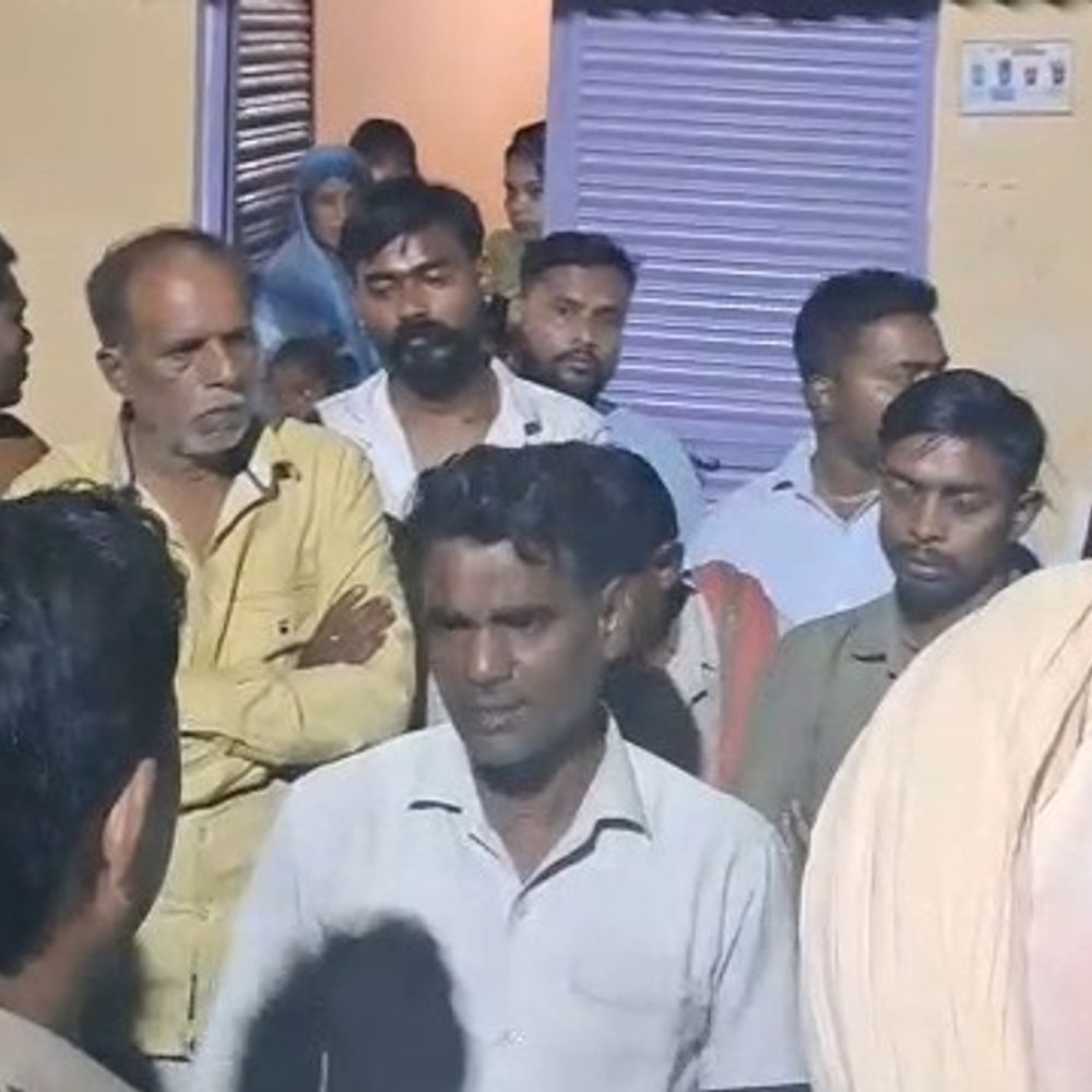 
                 सीतापुर में दबंगों ने घर में घुसकर महिलाओं को पीटा:मारपीट में 7 लोग जख्मी, सामान भी तोड़ा, 8 के खिलाफ तहरीर 
            