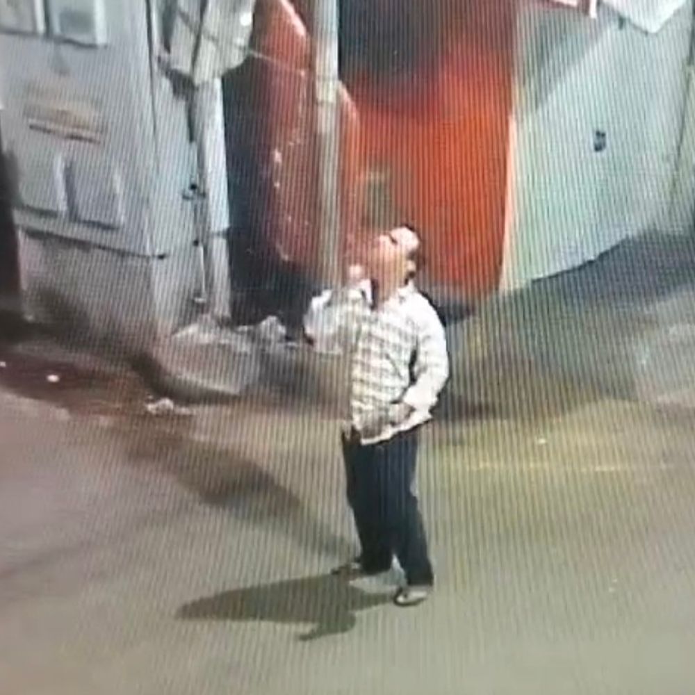 युवक ने चाकू से रेत लिया अपना गला, देखें VIDEO:मॉर्निंग वॉक पर निकले लोगों ने खून से लथपथ शव देखा, पुलिस बोली- शराब पीने का आदी था