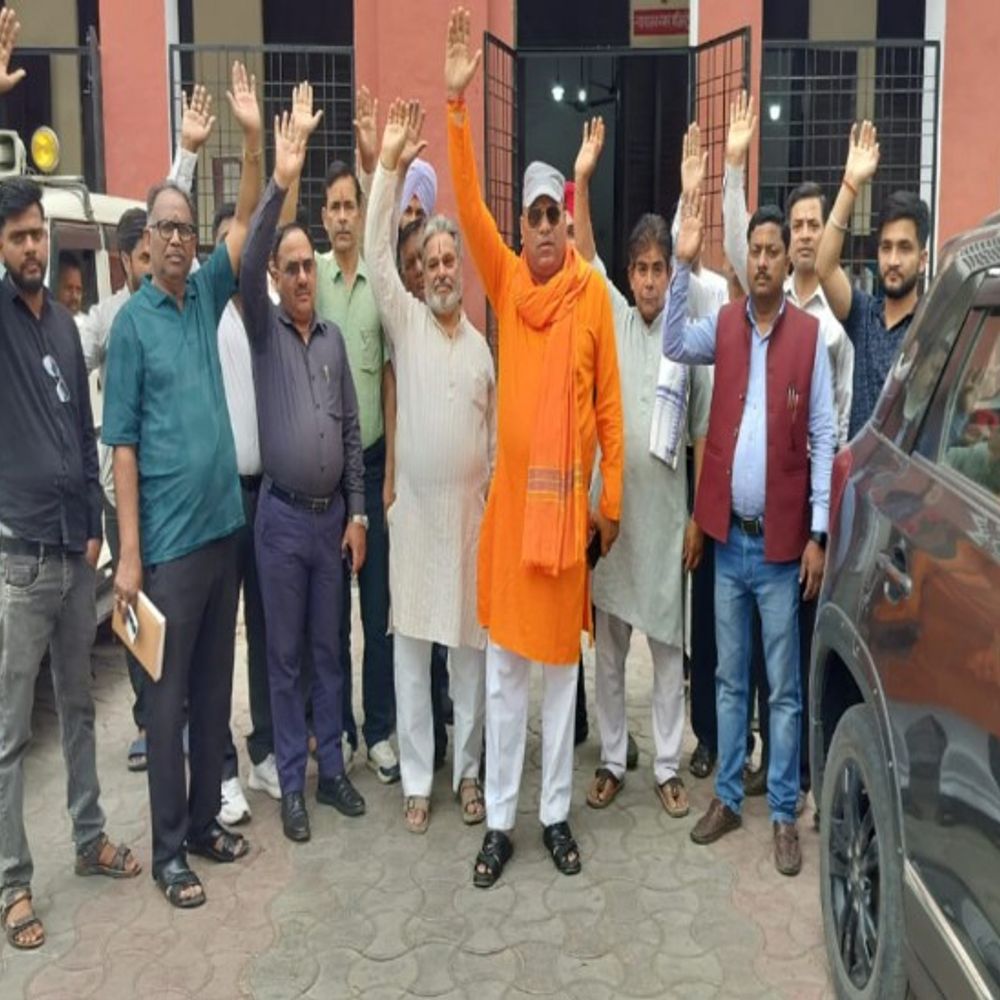 छेड़छाड़ आरोपी रिटायर्ड फौजी को कॉलोनी से निकालने की मांग:शाहजहांपुर में कॉलोनीवासियों ने डीएम को दिया ज्ञापन, बच्चों की सुरक्षा पर जताई चिंता