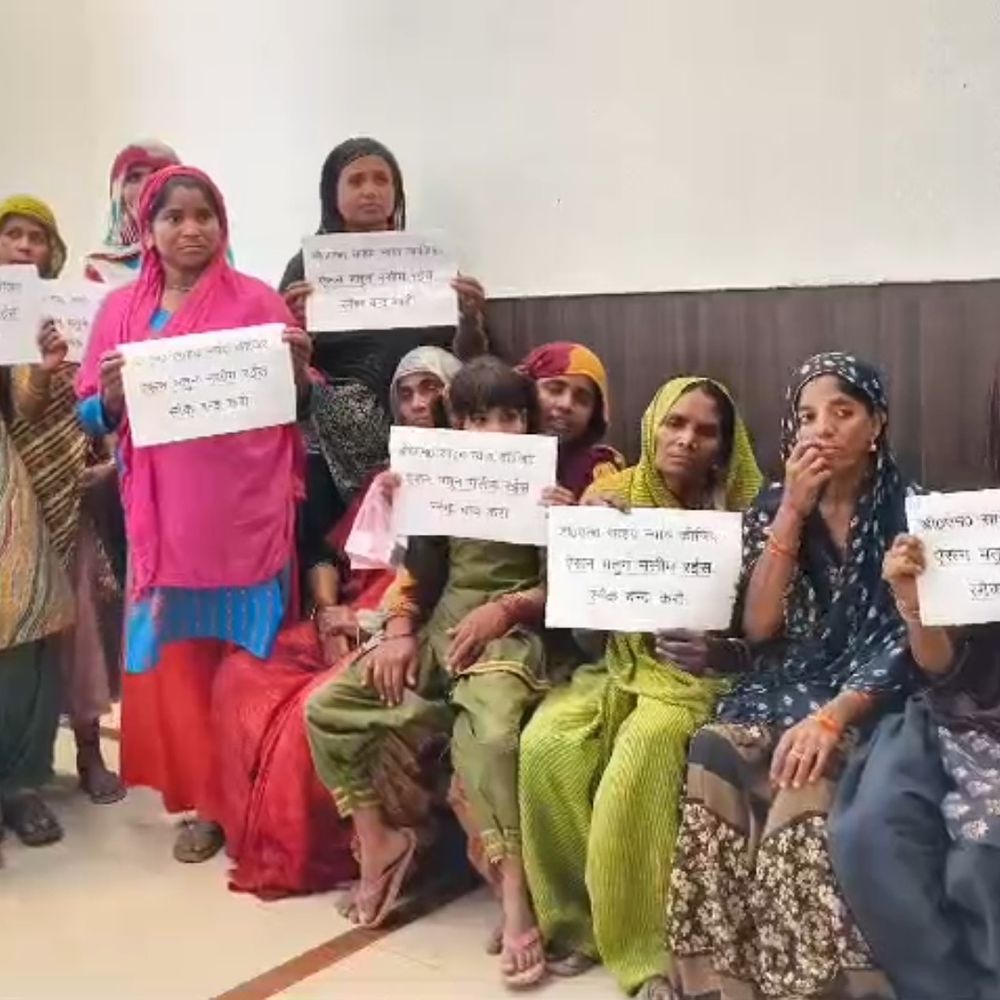 नशे के खिलाफ महिलाओं का प्रदर्शन, DM कार्यालय का घेराव:प्रयागराज सराय नाइत में खुलेआम नशे के कारोबार पर कार्रवाई की मांग