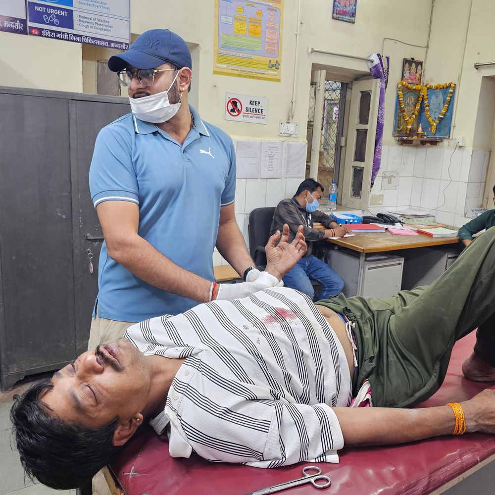 शराब के पैसे नहीं मिलने पर सुसाइड की कोशिश:मंदसौर में व्यक्ति ने खाया जहर, जिला अस्पताल में इलाज जारी