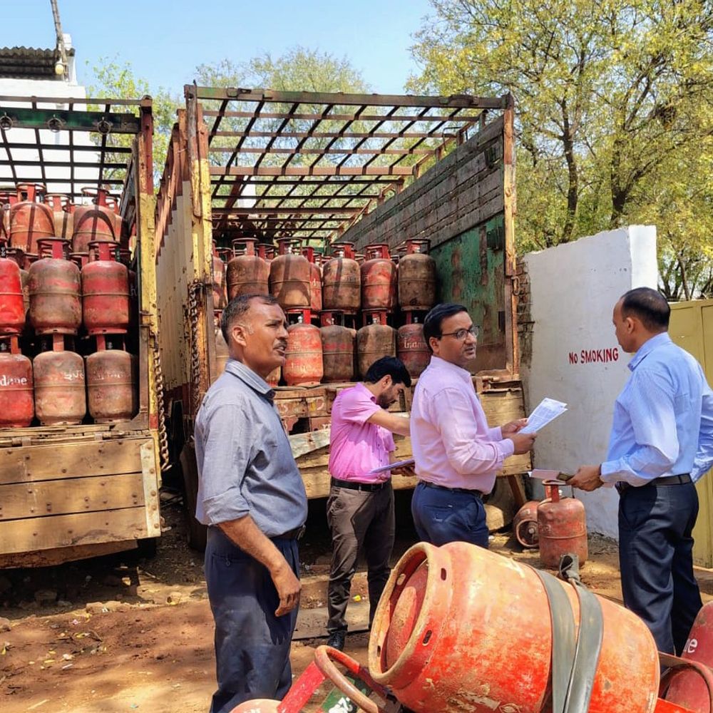 मथुरा में गैस एजेंसी पर छापा, 271 सिलिंडर अधिक मिले:कालाबाजारी की आशंका, विभाग ने जारी किया नोटिस