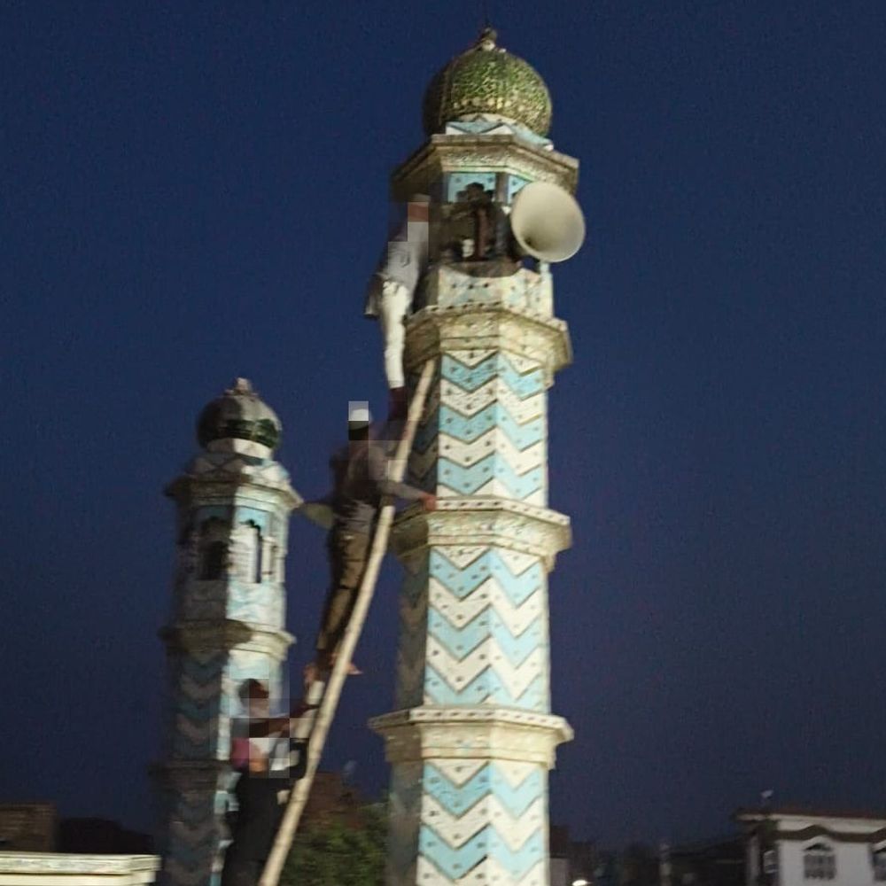 
                 औरैया में धार्मिक स्थलों से लाउडस्पीकर हटाए गए:मानक उल्लंघन को लेकर पुलिस ने चलाया अभियान, मस्जिदों-मंदिरों दोनों पर कार्रवाई 
            