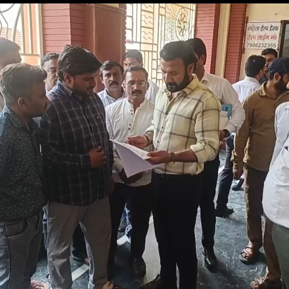 डीएम ने नगर पालिका का औचक निरीक्षण किया:IGRS व विकास कार्यों में देरी पर अधिकारियों को दिए सख्त निर्देश