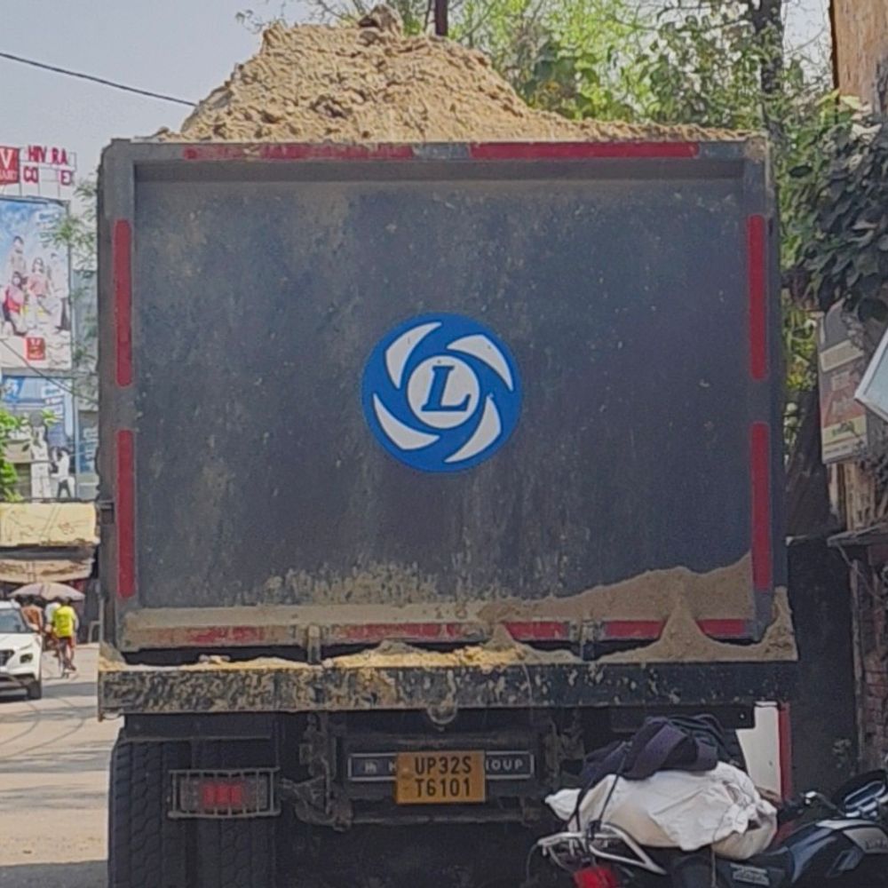 अमेठी में मिट्टी लदे डंपर को खनन विभाग ने पकड़ा:25 हजार का चालान कर कोतवाली में खड़ा करवाया गया