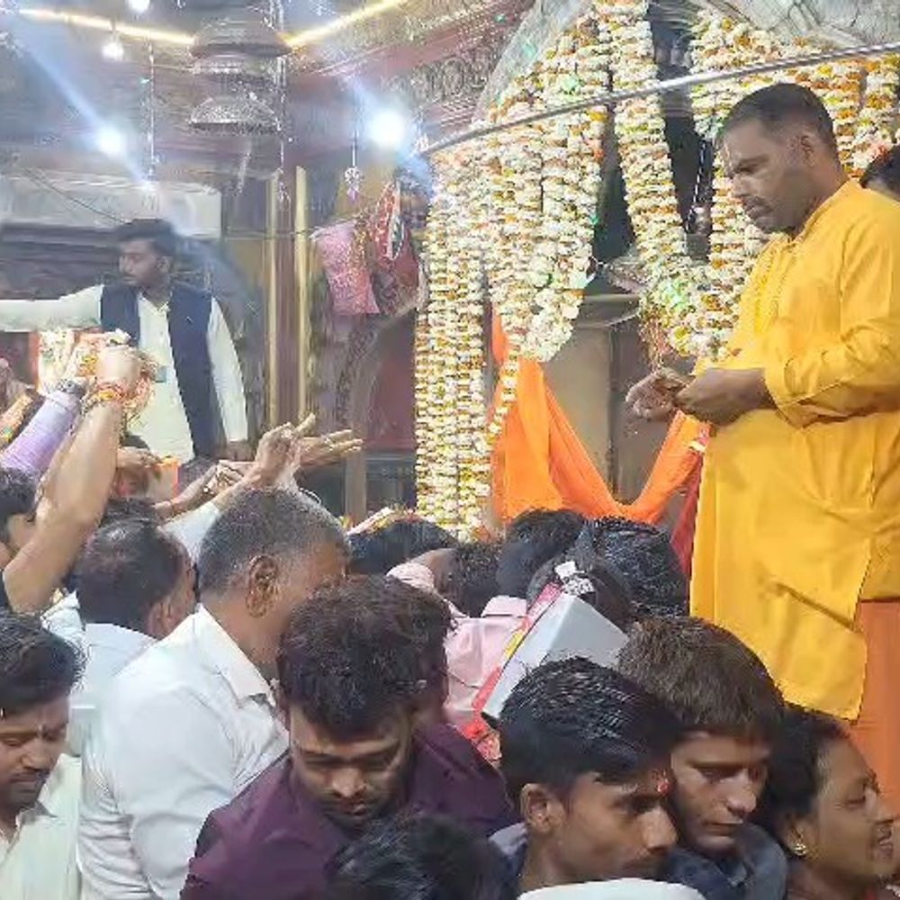 सीतापुर के नैमिष में चैत्र नवरात्र शुरू,पुलिस बल तैनात:पहले दिन मां शैलपुत्री के दर्शन को उमड़ी भक्तों की भीड़,सुबह से लगी भक्तों की लाइन