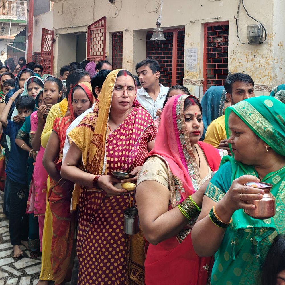हाथरस में चैत्र नवरात्रि शुरू, देवी मंदिरों में उमड़ी भीड़:पहले दिन मां शैलपुत्री की पूजा, सुख-समृद्धि की कामना