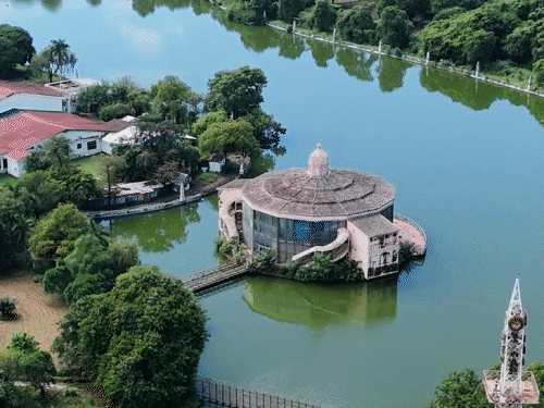 
                 सहारा शहर पूरी तरह खाली होना शुरू:व्हाइट हाउस से निकाले जा रहे लग्जरी सामान, सुब्रत रॉय की पत्नी स्वप्ना भी पहुंची थीं 
            