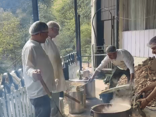 हिमाचल विधानसभा में लकड़ी के चूल्हों पर बन रहा खाना:  LPG की कमी का असर; CM-मंत्री और MLA का लंच पारंपरिक स्टोव पर पकाया – Shimla News