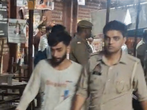 गंगा में इफ्तार करने वाले कोर्ट में फूट-फूटकर रोए:रिहाई की भीख मांगी; काशी पुलिस बोली- नाव-नाविक का अपहरण कर पार्टी की