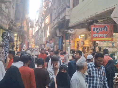 दालमंडी में ईद का आखिरी बाजार, गम और गुस्सा:दुकानदार बोले - त्योहार अच्छा नहीं लग रहा, चेहरा उतरा हुआ और सभी मायूस