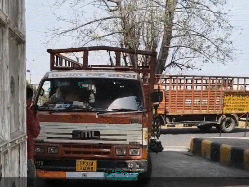 
                 लखनऊ में खाली हो रही सहारा सिटी:5 दिन से ट्रकों की आवाजाही, स्वप्ना रॉय के सामने व्हाइट हाउस से निकाले लग्जरी सामान 
            