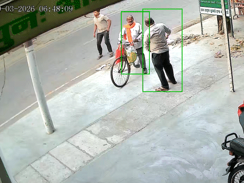 
                 सफारी ने तीन को रौंदा, एक की मौत; VIDEO:इटावा में 140 की रफ्तार से दुकान में घुसी; एक आरोपी पकड़ा गया, अन्य फरार 
            